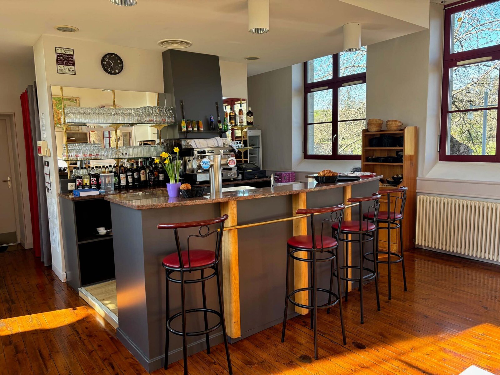Bar du Restaurant Le Barri au Bas-Ségala